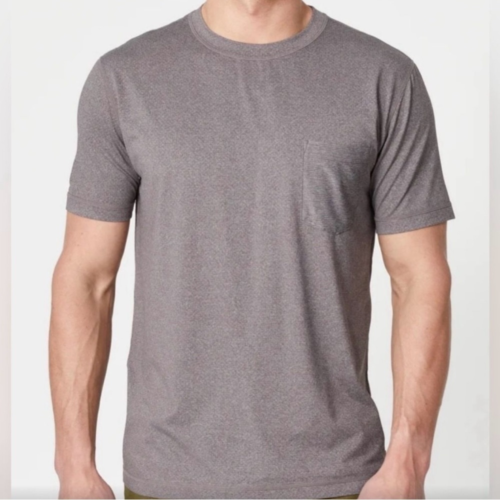 Vuori Tradewind Performance Tee Short Sleeve Shirt in Heather Brown